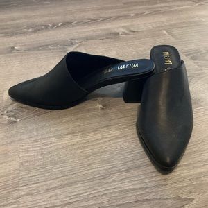 Pointed toe black mules